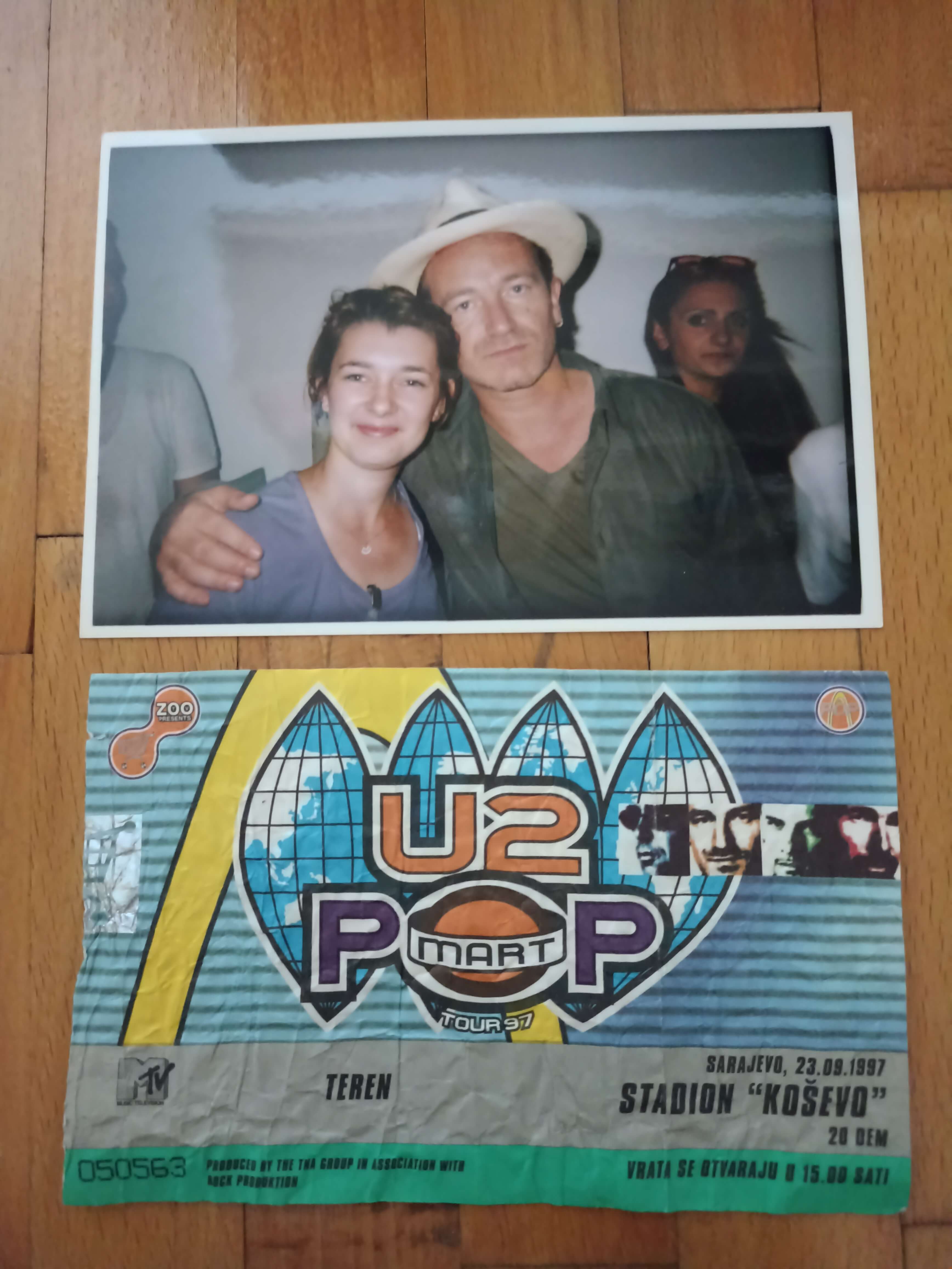 Fotografija Leile Kurbegović sa Bono Voxom i fotografija ulaznice za koncert U2-a u Sarajevu 1997 godine