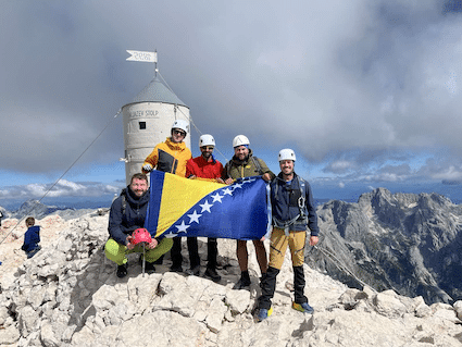 Ekipa iz BiH na vrhu Triglava sa BiH zastavom