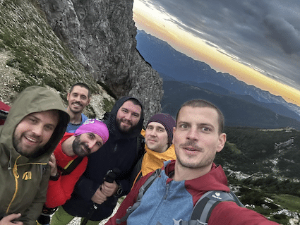Ekipa planinara selfie na usponu do Vodnikovog doma